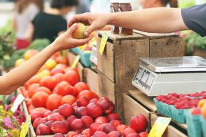 Как украинцев дурят продавцы на рынках: 3 способа уберечься от обмана