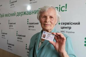 Возраст - не помеха: украинка в 79 лет впервые в жизни получила водительское удостоверение