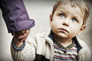 В Лисичанске нашли никому не нужного 4-летнего мальчика, который гулял по улице в летней одежде (фото)