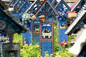 Единственное в мире веселое кладбище, расположенное в Румынии, привлекает толпы туристов: в чем секрет