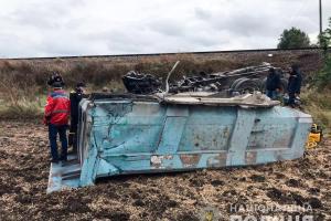На Миколаївщині потяг влетів у КрАЗ: водій вантажівки загинув