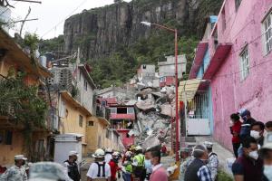 После землетрясения в Мексике на жилой квартал обрушилась скала