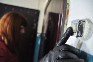 Представляются работницами электросетей: на Луганщине орудуют две воровки