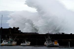 На Японію обрушився потужний тайфун "Чанту"