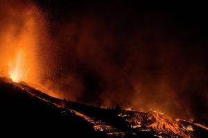 На Канарах посилилося виверження вулкана: місцевий аеропорт припинив роботу