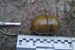 На Луганщині пенсіонер гуляв вулицями з гранатою та погрожував себе підірвати