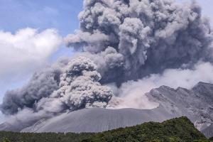 В Японии произошло извержение вулкана: уровень опасности повышен