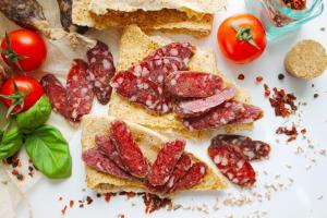 Чем заменят мясо в колбасе будущего: неожиданное решение