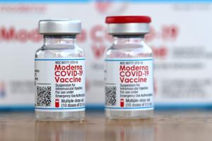 Швеция и Дания не будут делать прививки вакциной Moderna молодежи