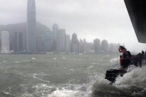 В Гонконге бушует мощный тайфун "Компас"