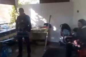 Хотіли заощадити: у Києві сім'я з немовлям живе в будинку з листів гіпсокартону (відео)