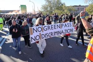 Італію охопили масові акції протесту через обов'язкову вакцинацію всіх працівників