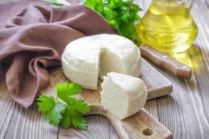 В українських магазинах виявили небезпечний для здоров'я сир, який не варто купувати