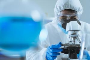 Новий штам COVID-19 "Омікрон" вже проник до Чехії та, ймовірно, Німеччини