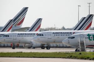 Франция останавливает авиасообщение с Южной Африкой из-за нового штамма COVID-19