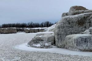 На одном из Канадских озер образовался странный лед в виде шаров (видео)