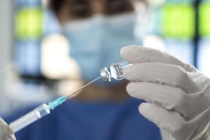 Австрия первой в ЕС вводит обязательную вакцинацию от COVID-19 для всех граждан