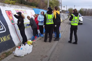 На одній з найнебезпечніших ділянок дороги в Лисичанську з'явився важливий сигнал: постаралися діти