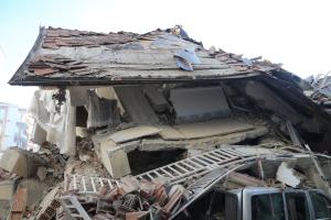 На сході Туреччини стався землетрус: зруйновані будинки, перекрито шосе