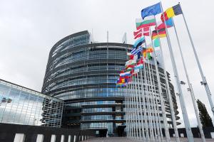 Европарламент призвал отключить Россию от SWIFT и пригрозил санкциями в случае агрессии: детали резолюции