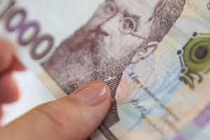 Вже шість українських банків почали виплачувати тисячу за вакцинацію