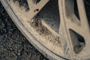 У Лисичанську на камери потрапив водій, який "загубив" небезпечний вантаж під час їзди (відео)
