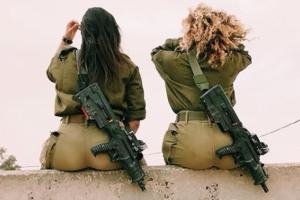 Мировая практика: в каких странах женщины - военнообязанные
