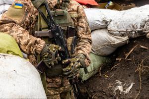 В результате вражеских обстрелов на Донбассе ранен украинский военнослужащий
