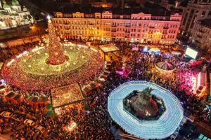 У Києві запалила вогні головна ялинка країни: відео, що зачаровують