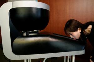 В Японии изобрели первый в мире телевизор, который передает вкус еды, если его лизнуть