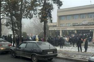 Огромные очереди за хлебом, бензином и у банкоматов: Казахстан охватил масштабный дефицит