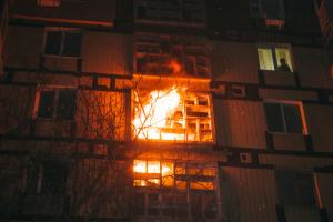 На Луганщині сталася пожежа в багатоповерхівці, одна людина загинула