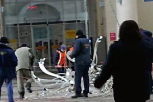 Чудом никто не пострадал: на вокзале в Днепре с потолка сорвалась огромная люстра