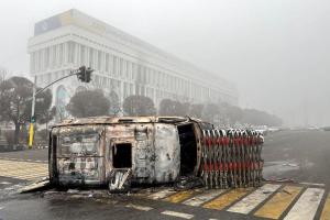 Десятки загиблих, автоматні постріли та вибухи: в Алмати триває "зачистка"