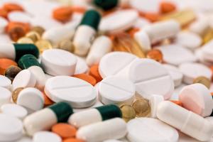 Украинцам разрешили тратить "тысячу за вакцинацию" на лекарства, но сделать это смогут не все