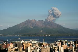 В Японії сталося виверження одного з найбільш активних вулканів світу (відео)