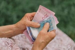 Українцям перерахують пенсії: кому, коли та якої надбавки чекати