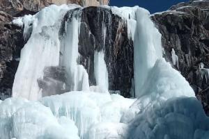В Румынии впервые за много лет замерз термальный водопад, что вызвало ажиотаж среди туристов (видео)