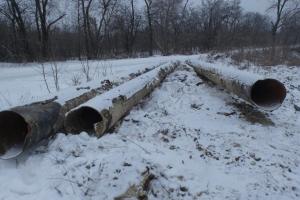 У Лисичанську група чоловік за допомогою екскаватора намагалася викрасти водопровідні труби