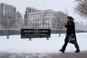США вивозять з України частину дипломатів та призупиняють консульські послуги в Києві