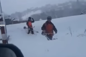 Сеть удивило видео, на котором работники "Укрзализныци" косят снег
