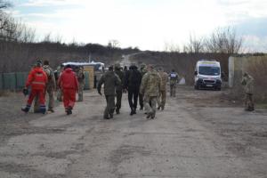 Нардепы и журналисты попали под артобстрел боевиков в Новолуганском