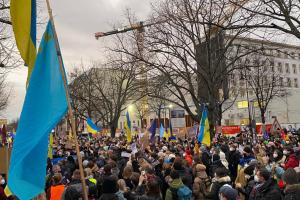 "Нет войне!": В ряде стран мира проходят акции протеста в поддержку Украины (видео)