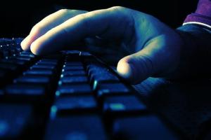 Хакери Anonymous оголосили кібервійну Росії за вторгнення в Україну: низка держсайтів РФ не працює