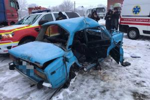 На Луганщині ВАЗ зіткнувся з вантажівкою: постраждали жінка та дитина