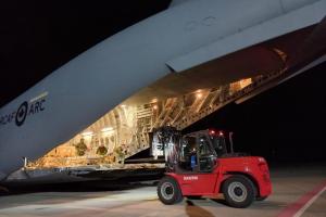 В Україну прибув літак з військовою допомогою від Канади: що на борту