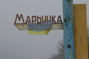 Обстрел Марьинки: снаряд упал у автобусной остановки в центре города, пострадала женщина