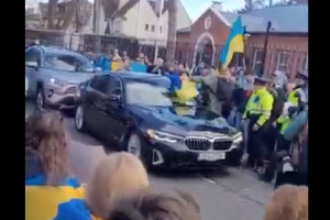 В Дублине у посольства РФ митингующие "радушно" встретили российского дипломата (видео)