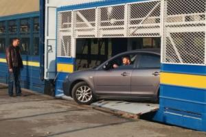 "Укрзализныця" начала перевозить частные авто в специальных вагонах в направлении Львова