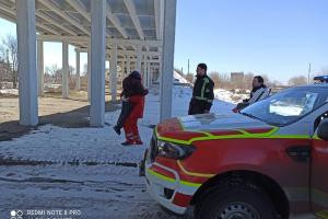 В Рубежном в результате обстрелов разрушен жилой дом, погибли женщина и двое детей